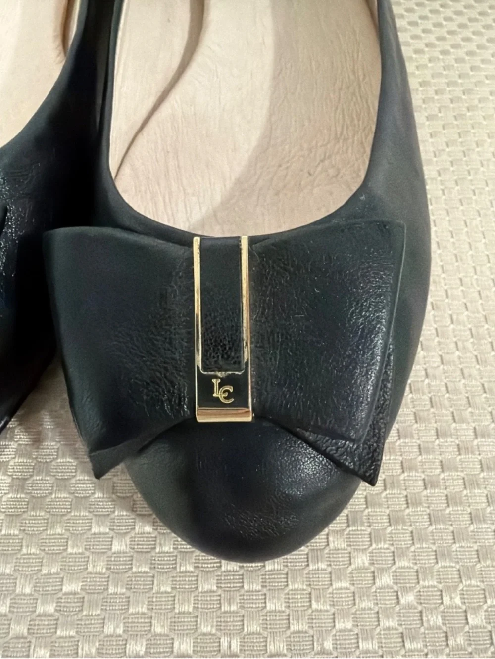 Louise et Cie 9.5 LO-FABLE Black Leather Gold Tone Raised Heel Bow Flats